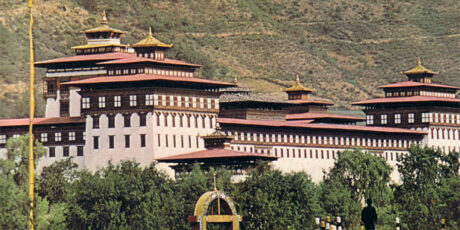Bhutan | Die Bilder zeigen Tempel und Dzongs (Klosterburgen), die weltlichen und geistlichen Zentren, vor einer grandiosen Bergkulisse, geschickte Bogenschützen, tanzende Mönche in farbenprächtigen Kostümen…