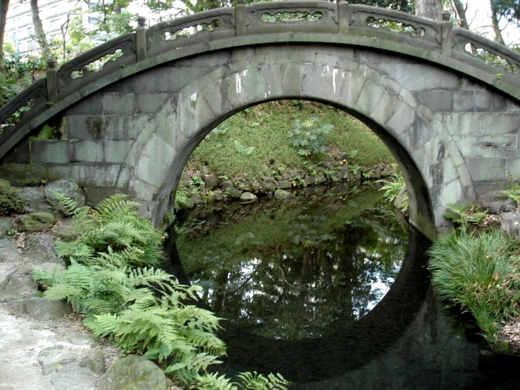 Engetsu kyō, ein chinesisches Steinbrückenmotiv in Tokyos Koishikawa Kōrakuen (großer Wandelgarten aus der Edo-Zeit). {5.8.2026}