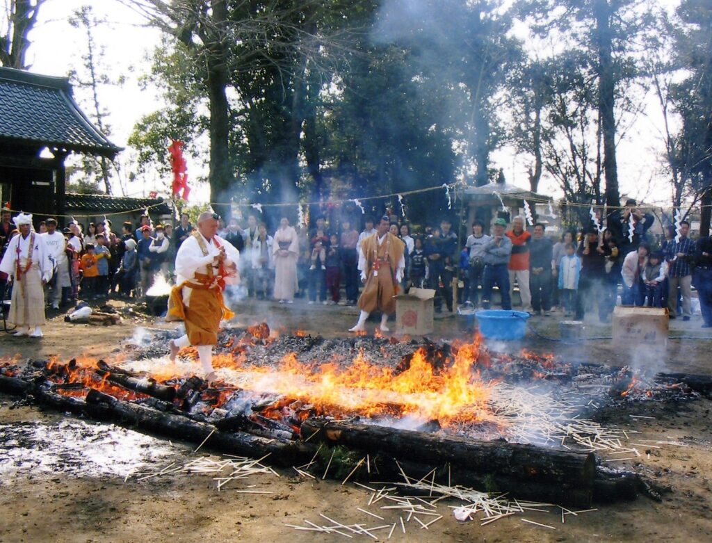 Das Feuerritual Saitō Goma | Herr Jobst beim Überqueren des Feuers. Das Feuerritual Saitō Goma | Herr Jobst beim Überqueren des Feuers.
