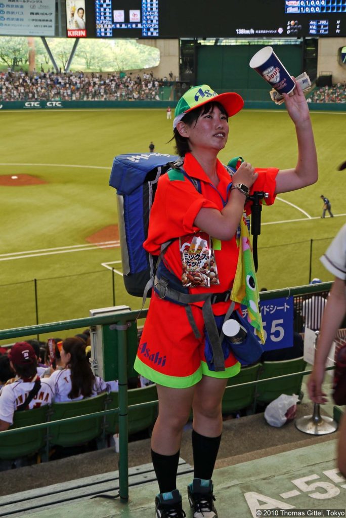 Seibu Dōmu - Besuch eines Baseballspiels (mobiler Bierausschank)