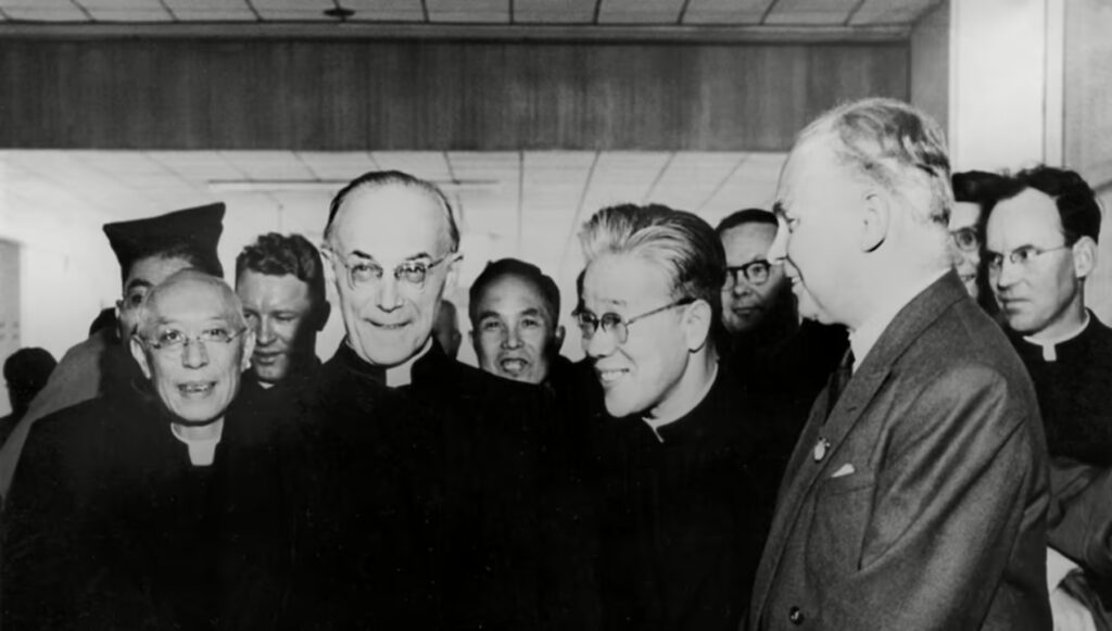 Der Erzbischof von Tokio, Tatsuo Peter Doi, und Kardinal Josef Frings (1954)
