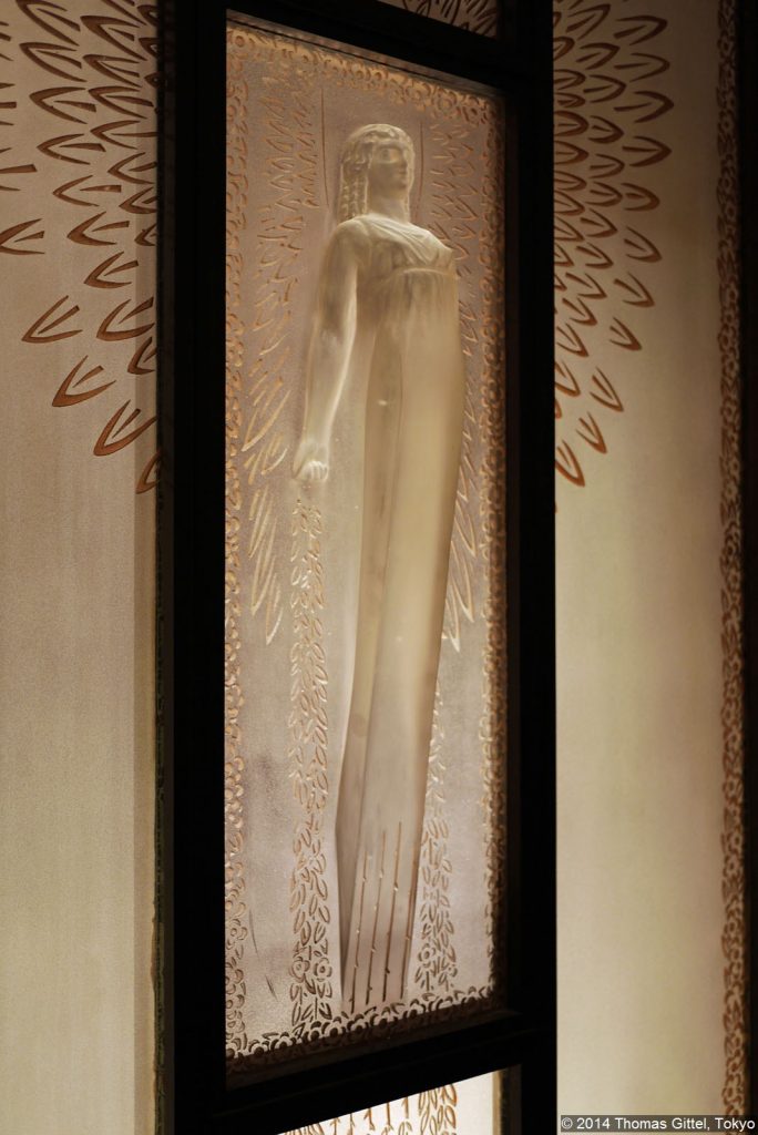 Die Eingangshalle mit den Glasskulpturen von René Lalique