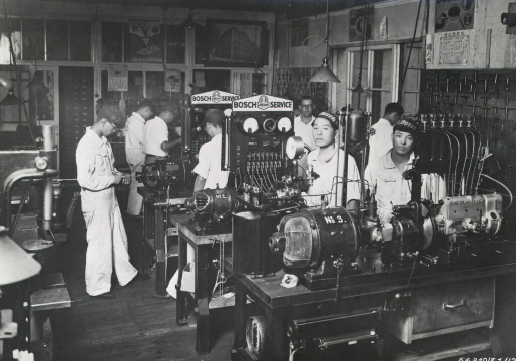 Manager and employees of Bosch Dept. Kobe and Yagyu Shoten LTD Kobe in 1920’s 神戸イリス商会ボッシュ部と柳生商店本店前のマネージャーと従業員 (1920年代)