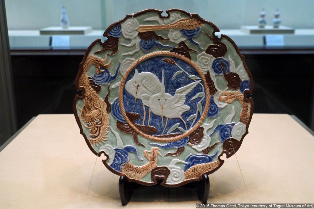 Imari Porzellan: Teller mit drei Stehbeinchen, Reiher- und Drachen-Motiv, Edo-Zeit, Mitte 17. Jh.