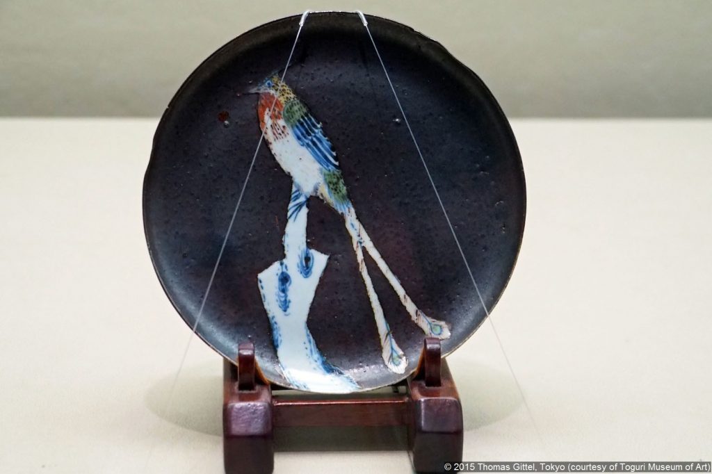 Teller mit Vogel auf einem Ast, Unterglasur-Blau mit Überglasur-Email und eisenbrauner Glasur, Edo-Zeit, Mitte 17. Jh.