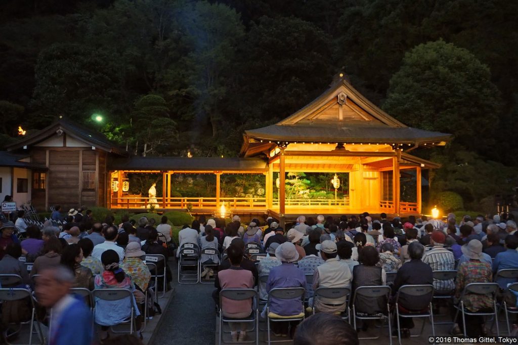 Takigi-Nō im Afuri-Schrein in Ōyama