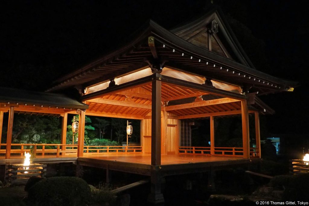 Takigi-Nō im Afuri-Schrein in Ōyama