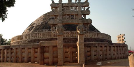 Sanchi Stupa mit Buddhas Reliquien in Madhya Pradesh, Nordtor