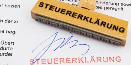 holzstempel-auf-dem-dokument-steuererklaerung holzstempel-auf-dem-dokument-steuererklaerung