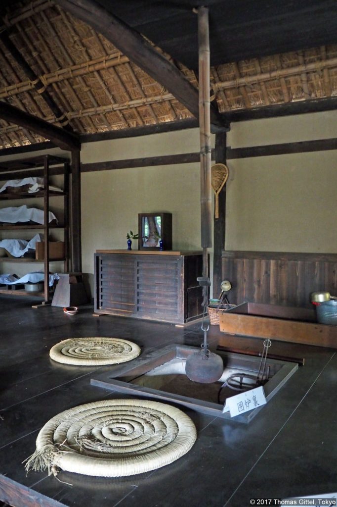 Im alten Wohnhaus der Priesterfamilie am Koma Jinja