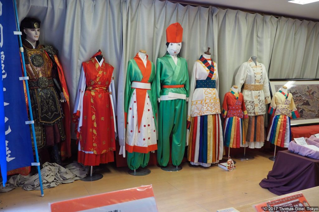 Traditionelle Kostüme für das alljährliche Schrein-Festival