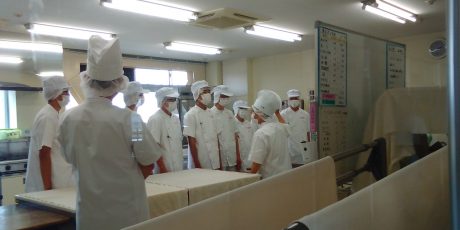 Bäckerei-Lehrgang an einer Sonderschule als Vorbereitung auf die Arbeitswelt