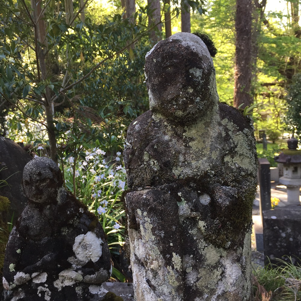 Auf dem Friedhof des Koutoku-ji