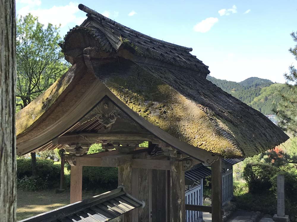 Dach des Eingangstores zum Koutoku-ji
