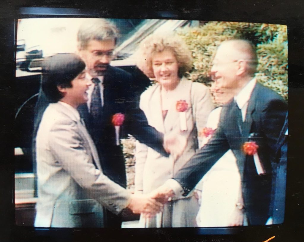 OAG-Empfang auf NHK. Screenshot vom 25.09.1990. Darauf ist zu sehen, wie Herr Jobst als Mitglied des Vorstands vor dem OAG-Haus den damaligen Kronprinzen begrüßt.