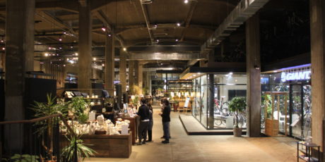 Innenansicht hybrider Arbeitsraum mit Läden, Restaurant etc, Onomichi