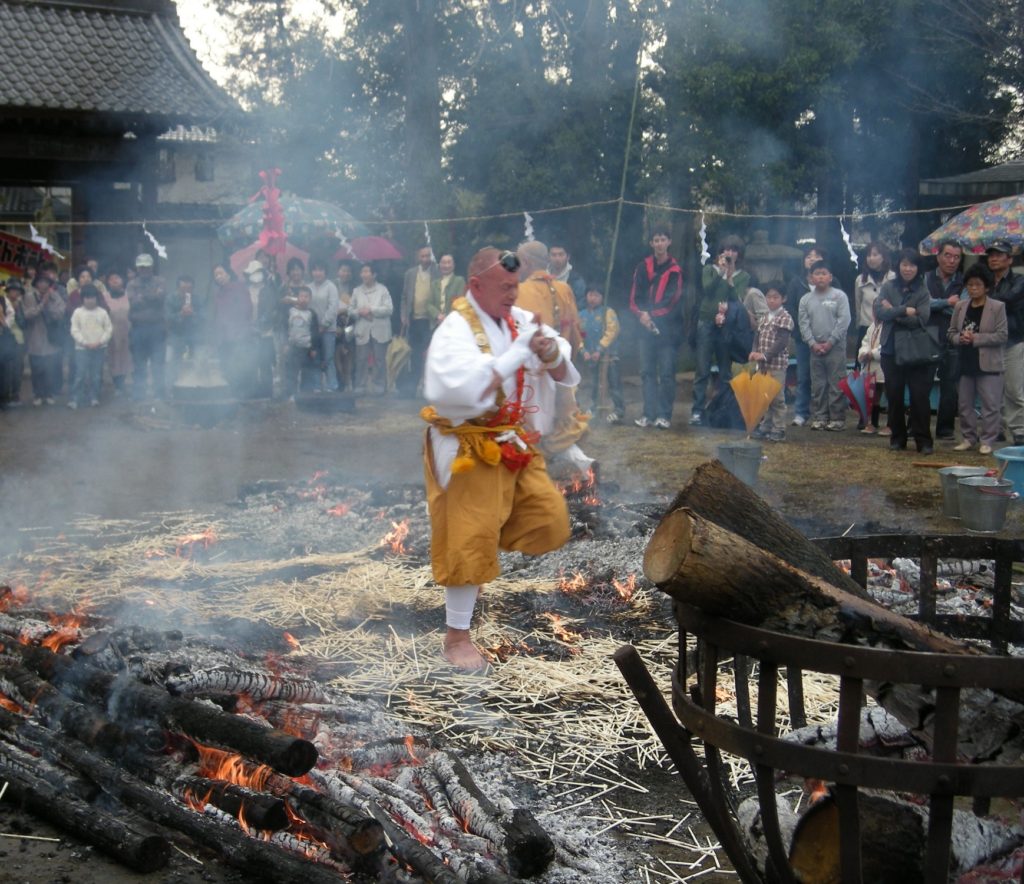 Bei der Saito Goma-Feuerzeremonie
