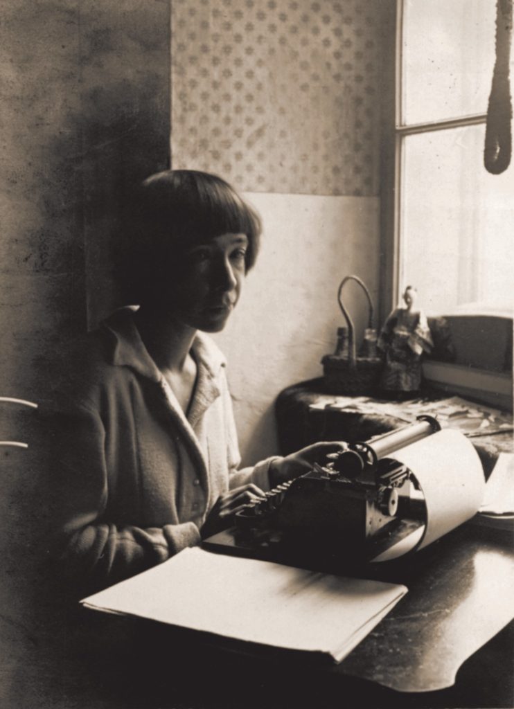 Alma Karlin mit Schreibmaschine