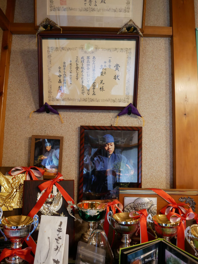 Viele Preise zeugen von seiner Meisterschaft im "temomi" (Rollen des Tees mit der Hand).