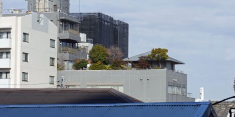 Haramachi 3-chōme: Hoch über den Dächern erhebt sich ein Dachgarten.