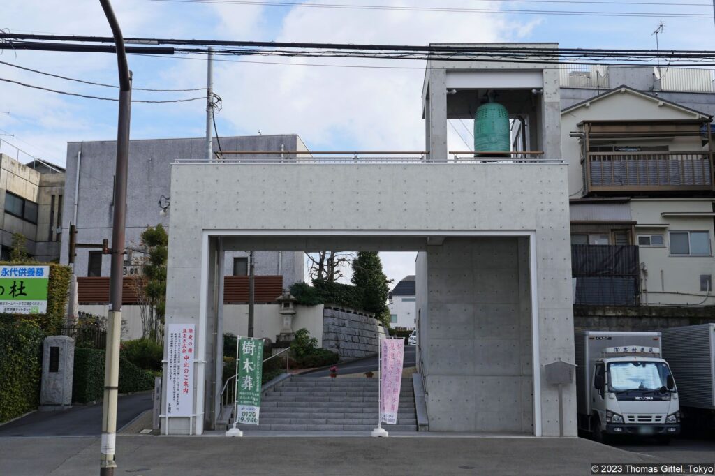 Moderne Tempel-Einfahrt und Glockenturm am Tamon-in in Bentenchō
