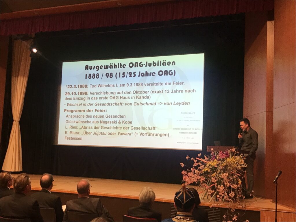 Zum Abschluss stellte Prof. Dr. Christian W. Spang die neueste Publikation vor: "Die OAG 1873-1979. Die Geschichte der Deutschen Gesellschaft für Natur- und Völkerkunde Ostasiens".