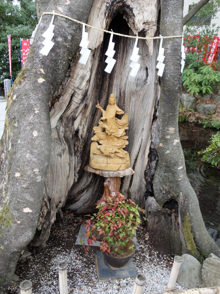 Eine "Drachengottheit-Kannon" (Ryūshin-Kannon), in einem Baum direkt am Teich.