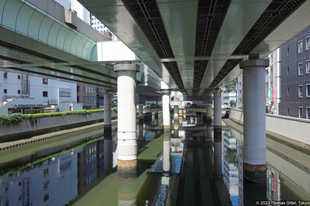 Die Edobashi Autobahn wurde über dem Nihonbashi Fluss und einer Fernstraße gebaut.
