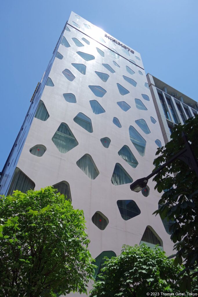 Die Fassade beschreibt ein fluides sich öffnende Muster. Dahinter verbirgt sich eine innovative Struktur. Dadurch können Fenster entstehen, wo man eigentlich Bastruktur erwartet.