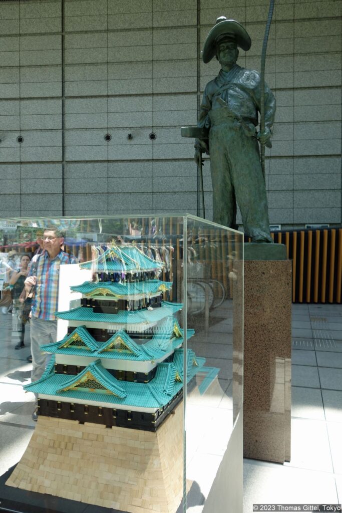 Hier wurde eine Bronzestatue  Ōta Dōkan gewidment. Er war ein Krieger im 15ten Jahrhundert und errichtete Edo Castle. Er gilt als einer der Gründerväter Edos.