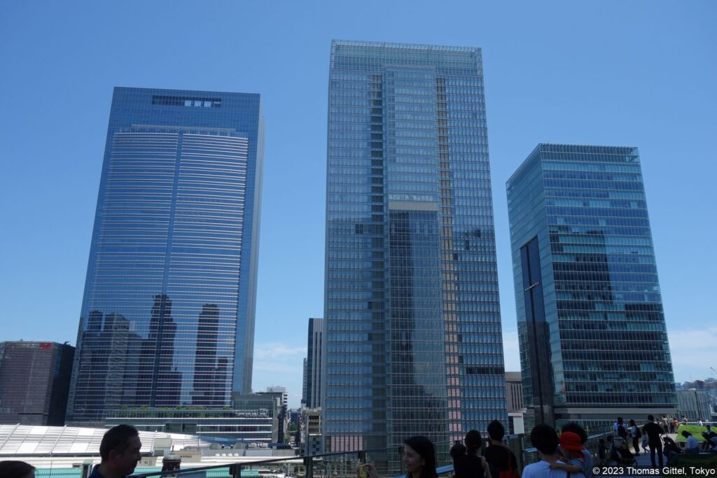 Blick von einer Terasse nahe Tokyo Station. Blick auf den Bahnhof und die modernen Gebäude.