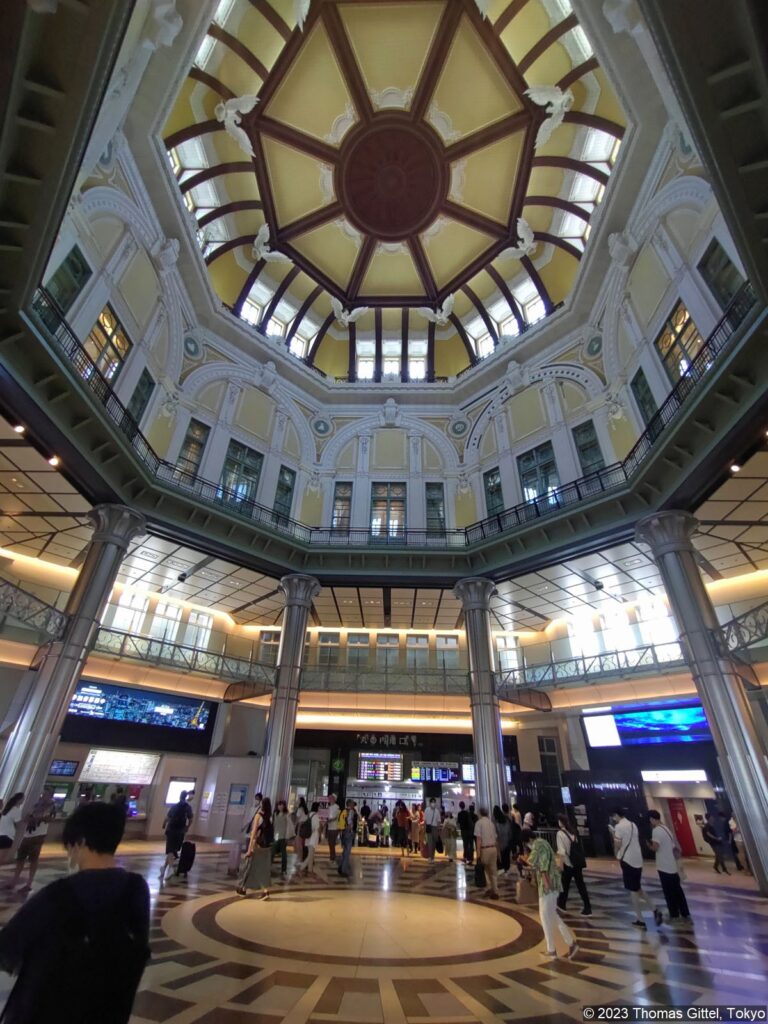 Dach im inneren von Tokyo Station. Beliebtes Touristenziel und Ende der Exkursion.