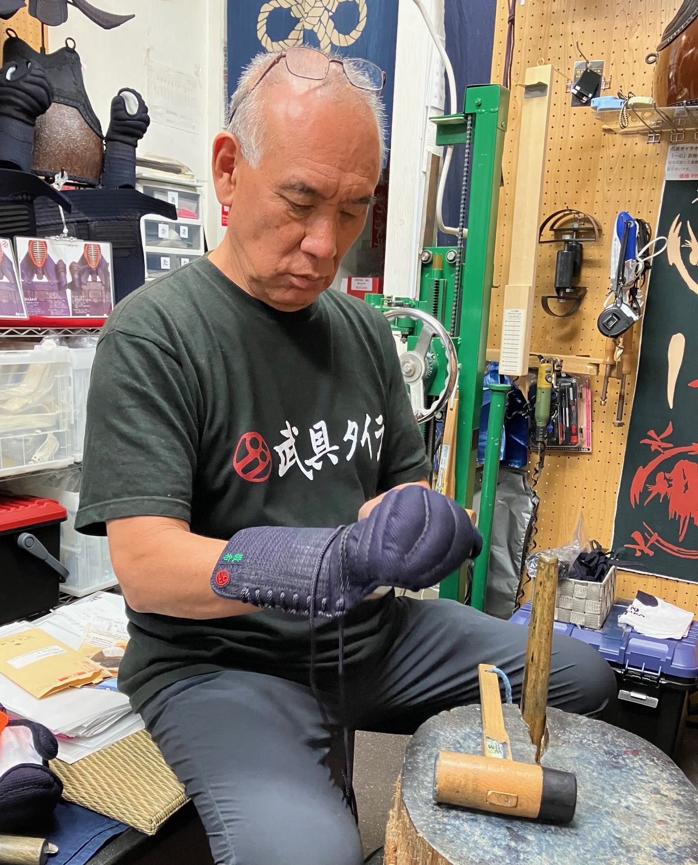 Bogumeister Shiro Taira bei der Feinarbeit an den Kote