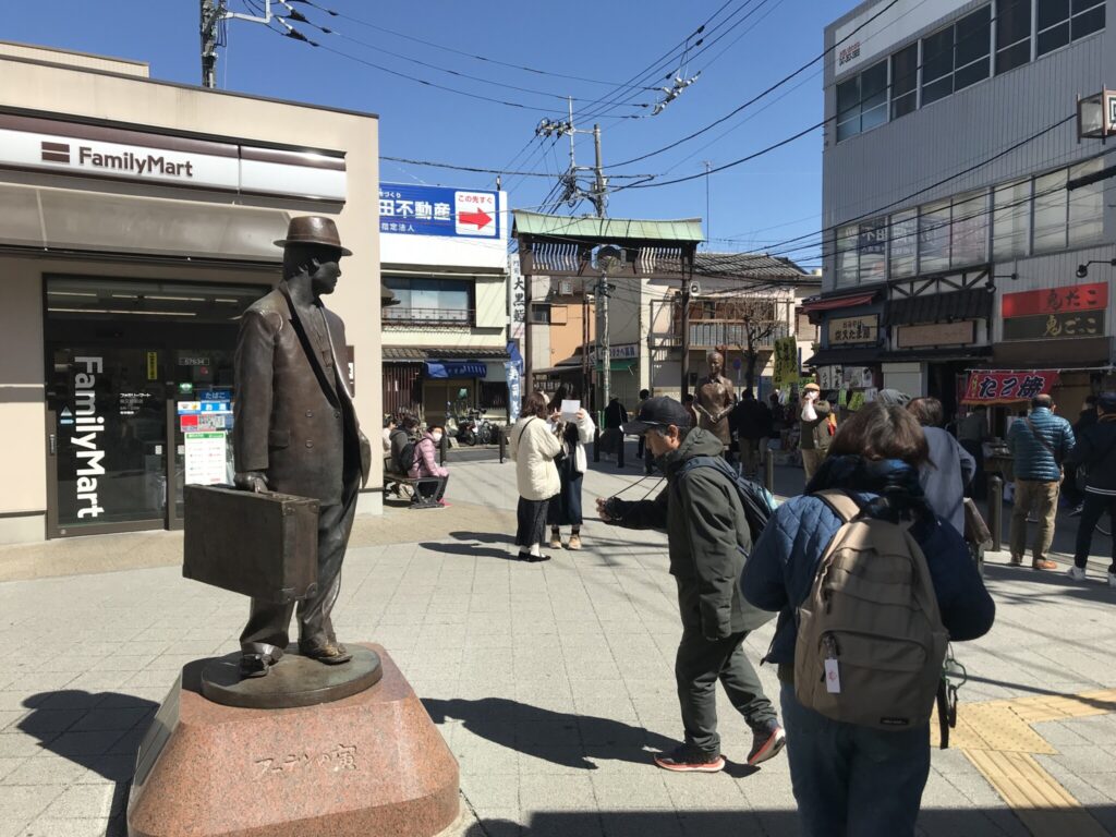 Statue von Tora-san vor dem Bahnhof, Treffpunkt