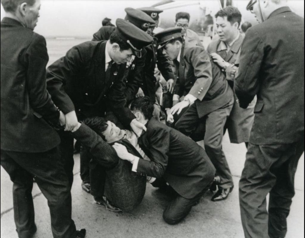 Liu wenqing | Am Morgen des 27. März 1968 stürmen 10 Mitglieder der taiwanischen Unabhängigkeitsbewegung das Rollfeld des Flughafens Haneda, um die Zwangsabschiebung von Liu Wenqing zu verhindern. Dabei klammert sich Dai Tianzhao and Liu."
Quelle: https://x.com/Stone_itself/status/1507589481414926336 Liu wenqing | Am Morgen des 27. März 1968 stürmen 10 Mitglieder der taiwanischen Unabhängigkeitsbewegung das Rollfeld des Flughafens Haneda, um die Zwangsabschiebung von Liu Wenqing zu verhindern. Dabei klammert sich Dai Tianzhao and Liu."
Quelle: https://x.com/Stone_itself/status/1507589481414926336