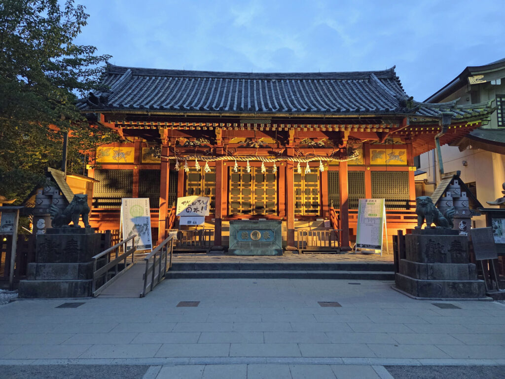Sensō-ji, Asakusa | Asakusa-jinja auf dem Gelände des Sensō-ji in der Dämmerung