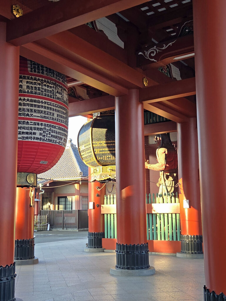 Sensō-ji, Asakusa | Hōzōmon (auch Niōmon gennant) des Sensō-ji am frühen Morgen mit einer Wächterstatue (niō) im Hintergrund