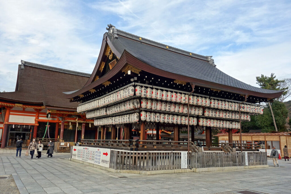 Kyoto, Yasaka-jinja | Die Tanzhalle (Buden) vor der Haupthalle des Yasaka-jinja, Higashiyama-ku, Kyoto – ein wichtiges Kulturgut.