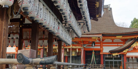 Kyoto, Yasaka-jinja | Blick auf die Haupthalle (Honden), die seit 2020 zu den japanischen Nationalschätzen gehört. Kyoto, Yasaka-jinja | Blick auf die Haupthalle (Honden), die seit 2020 zu den japanischen Nationalschätzen gehört.