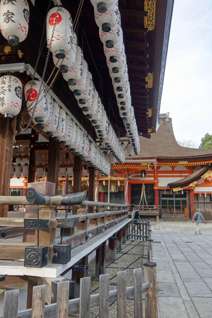 Kyoto, Yasaka-jinja | Blick auf die Haupthalle (Honden), die seit 2020 zu den japanischen Nationalschätzen gehört.