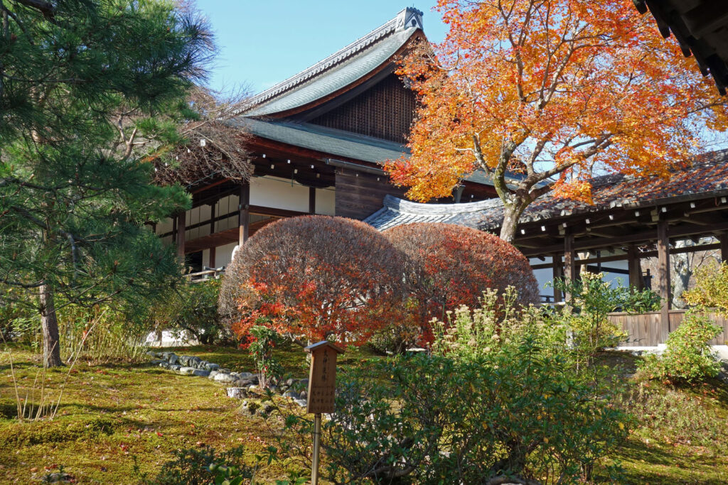 Kyoto Arashiyama, Tenryū-ji, Sōgenchi Teien | Blick auf den Tahōden des Tenryū-ji – einst gegründet von Ashikaga Takauji zu Ehren von Kaiser Go-Daigo.