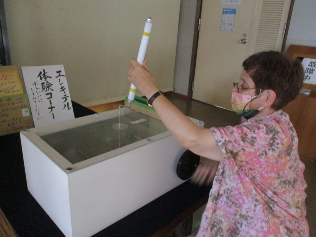 Foto 06 |  Versuch, mit der erekiteru-Maschine Strom zu erzeugen