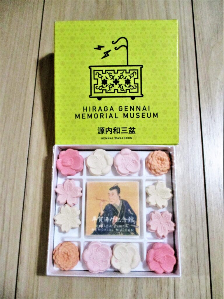 Foto 07 | Wagashi-Süßigkeit mit Gennai-Motiven