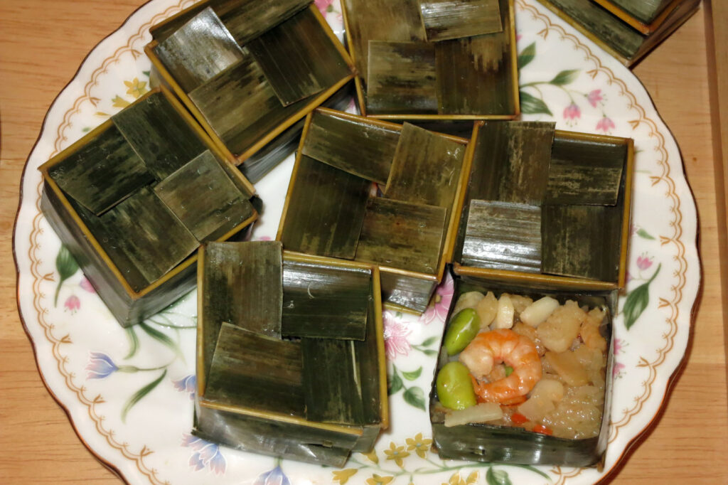 Chimaki | Chimaki ist eine traditionelle chinesische Speise aus Klebreis. Dieser wird in Bambusblättern eingewickelt. Vor dem Verzehr wird der Reis durch Dämpfen oder Kochen in den Blättern erhitzt.