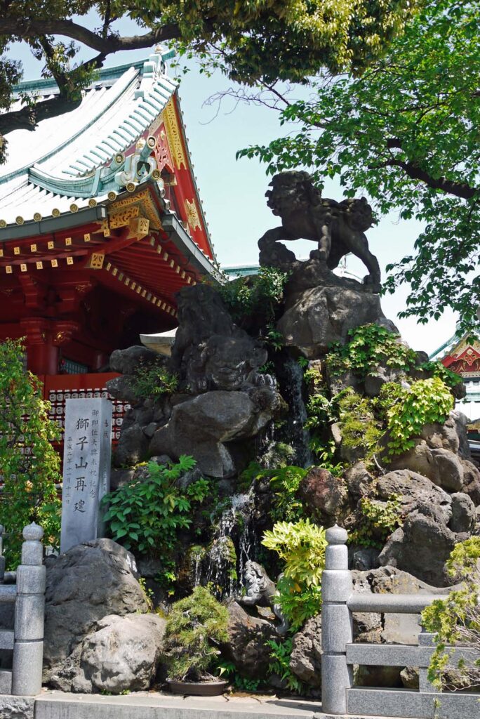 Kandamyōjin | Chinesische Wächterlöwen (shishiyama) neben dem Hauptgebäude des Kandamyōjin