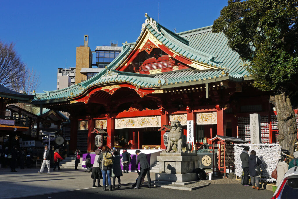 Kandamyōjin | Hauptgebäude des Kandamyōjin mit steinernder Wächterfigur, komainu