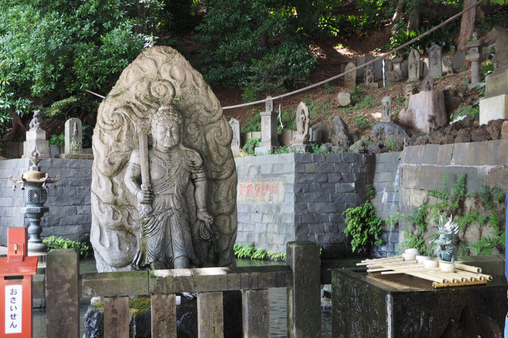 Ryūsen-ji, Meguro Fudōson | Statue von der buddhistischen Gottheit Fudō-myōō, abgebildet mit Schwert und Flammen